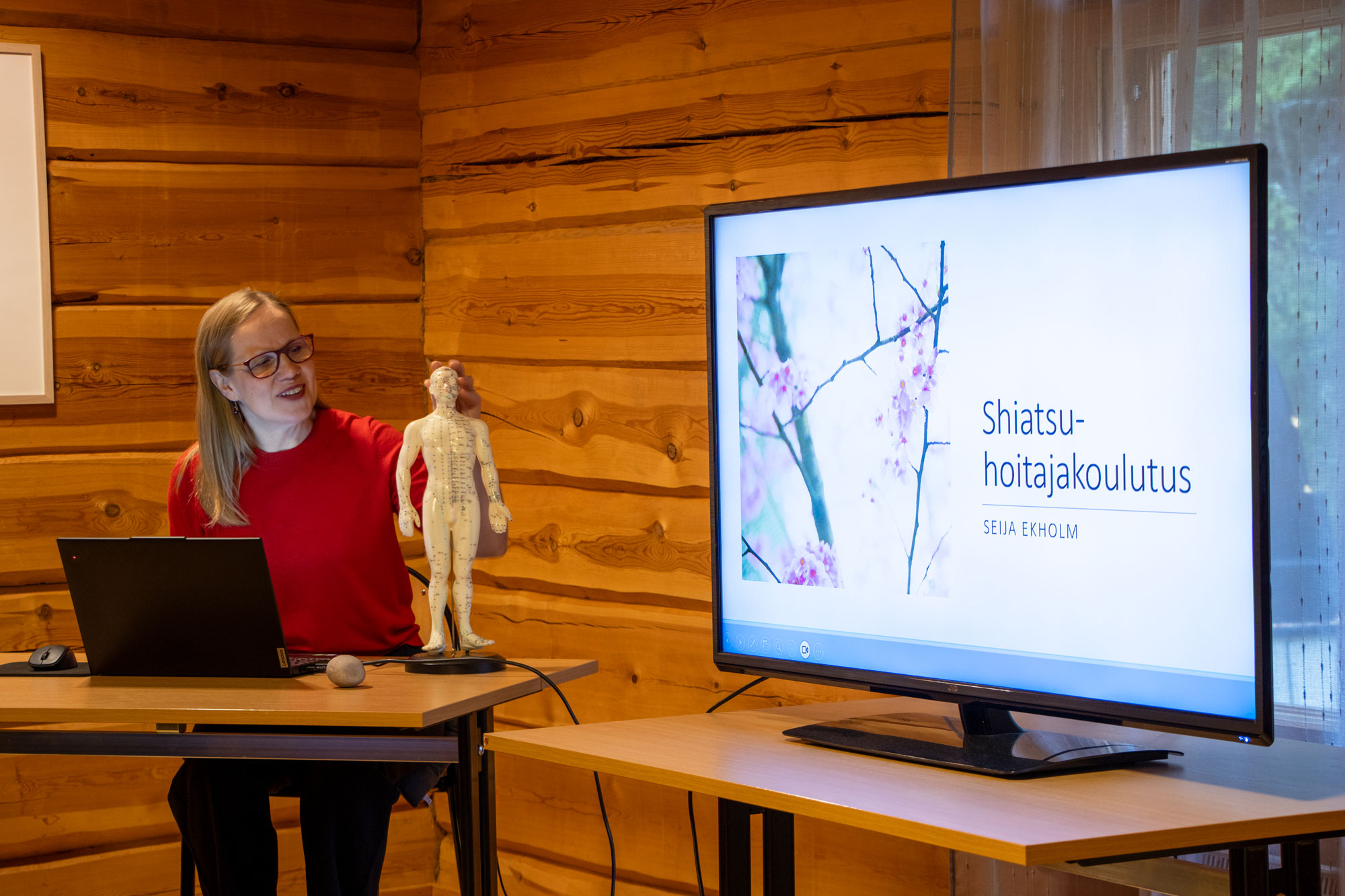 Seija Ekholm kouluttaa Shiatsu-hoitajia Kirvesrannassa.