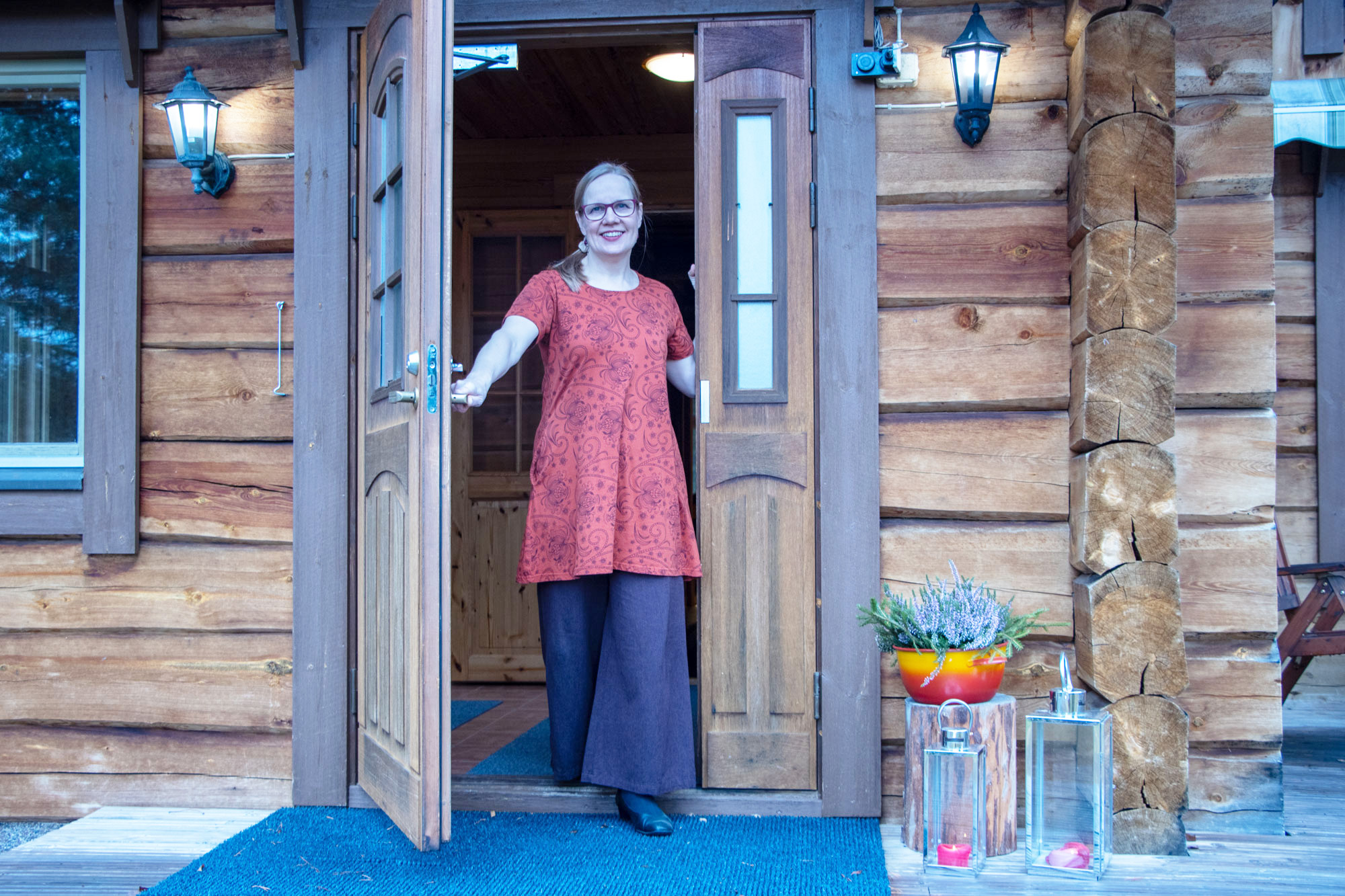 Seija Ekholm toivottaa tervetulleeksi Kirvesrantaan.