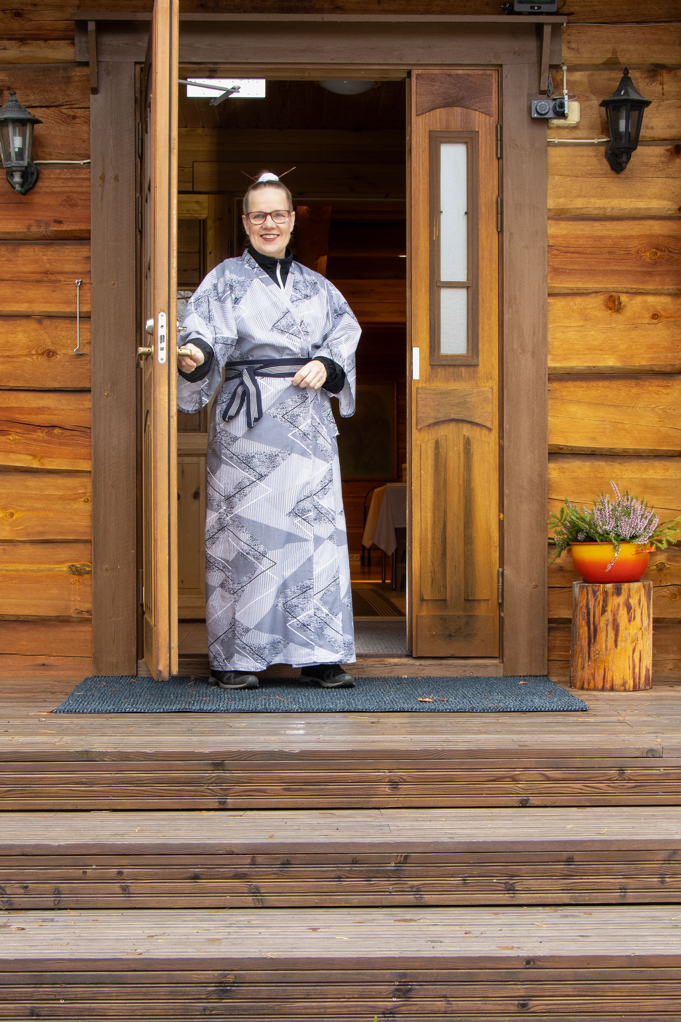 Seija Ekholm Kirvesrannan pääovella.