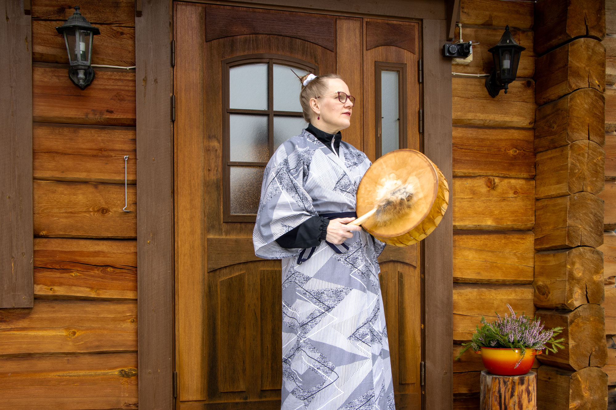 Seija Ekholm rummuttaa Kirvesrannan edessä.