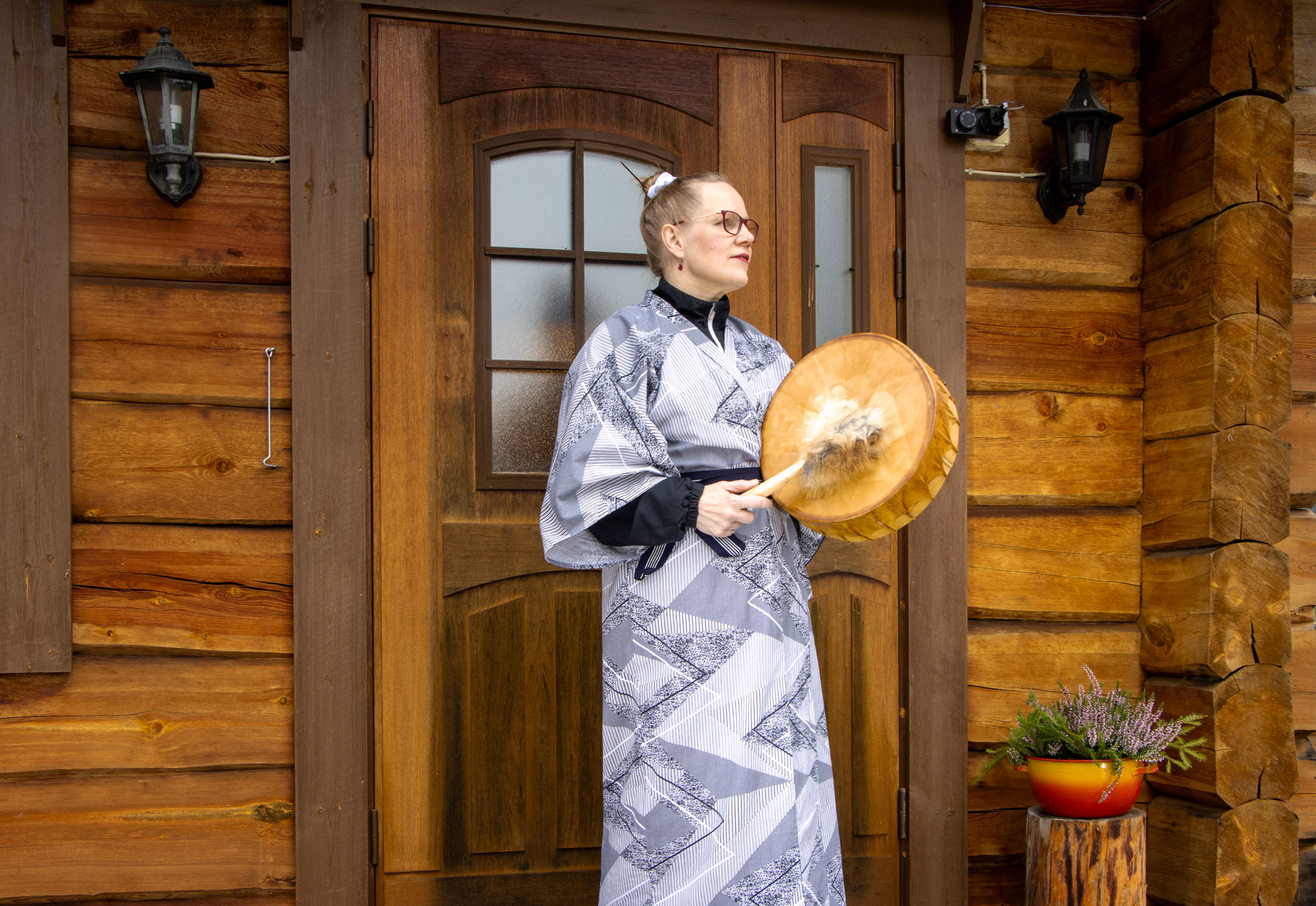 Seija Ekholm toivottaa tervetulleeksi Kirvesrantaan.