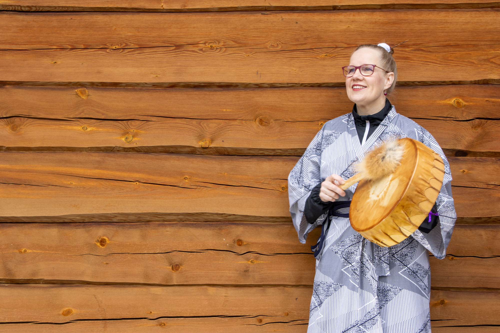 Seija Ekholm soittaa rumpua.