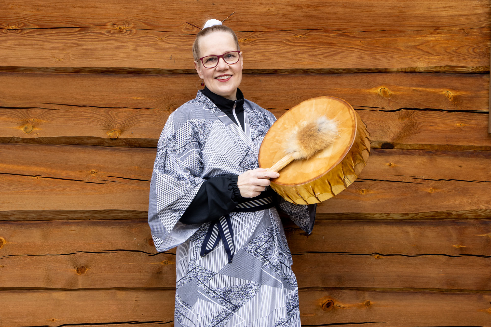 Seija Ekholm soittaa rumpua.