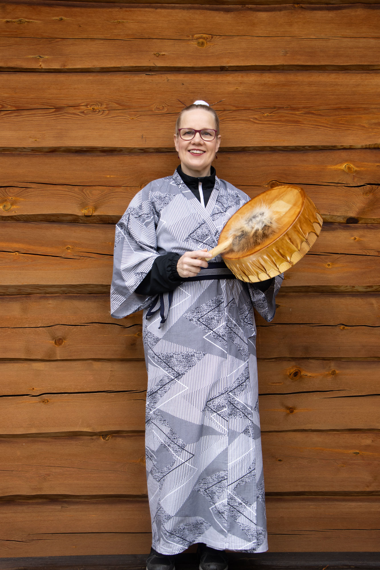 Seija Ekholm soittaa rumpua.