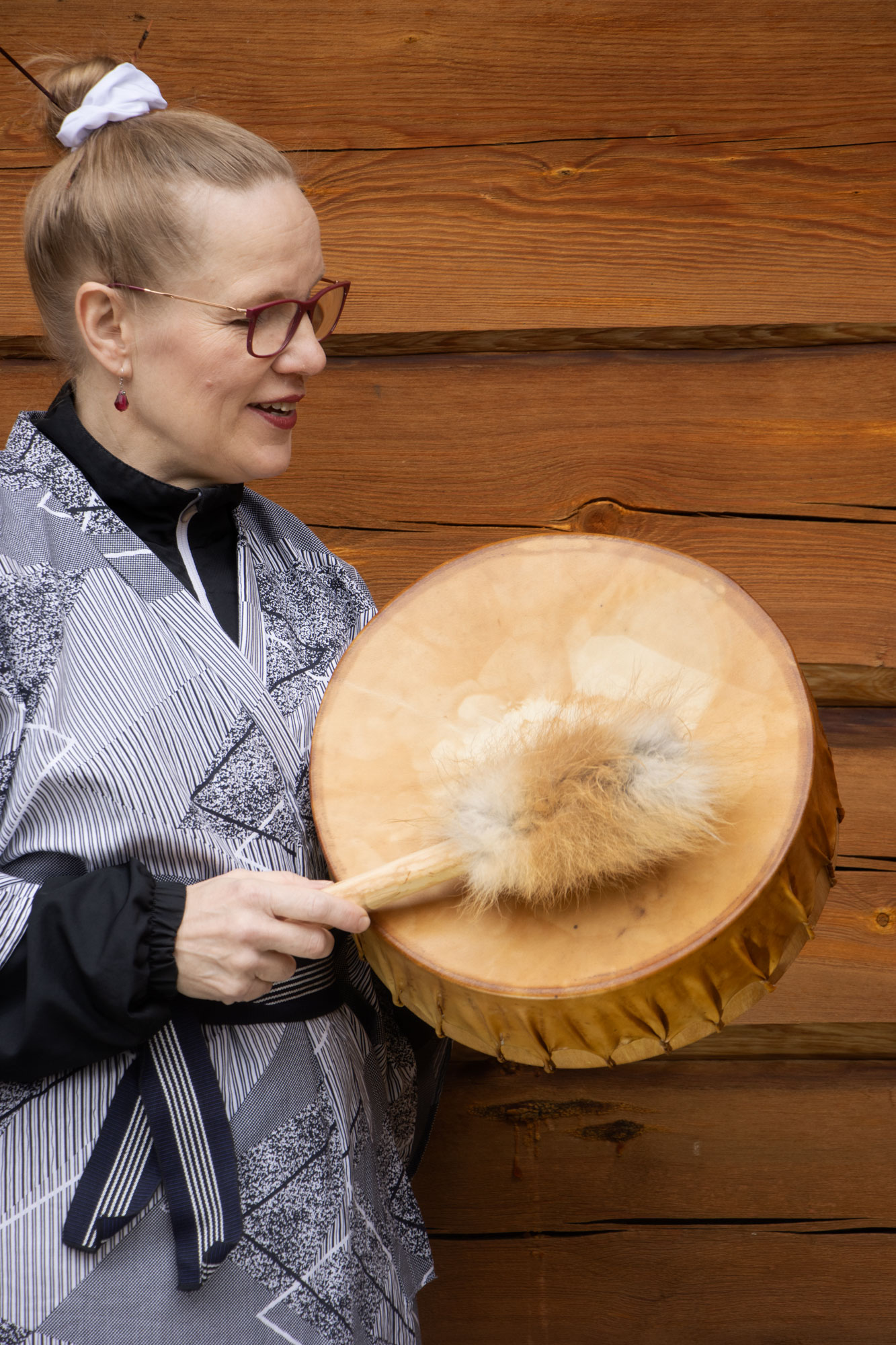 Seija Ekholm soittaa rumpua.