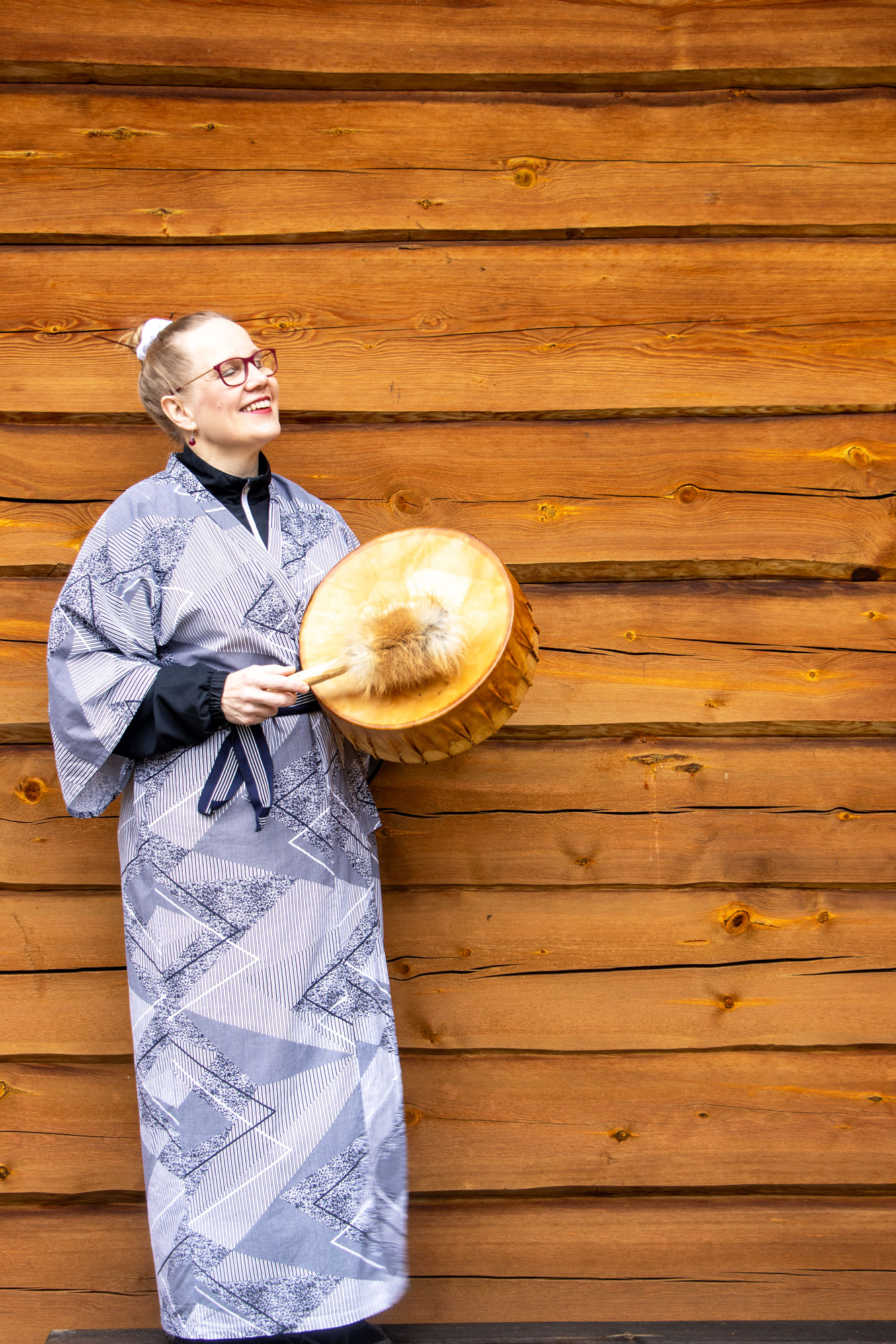 Seija Ekholm soittaa rumpua.