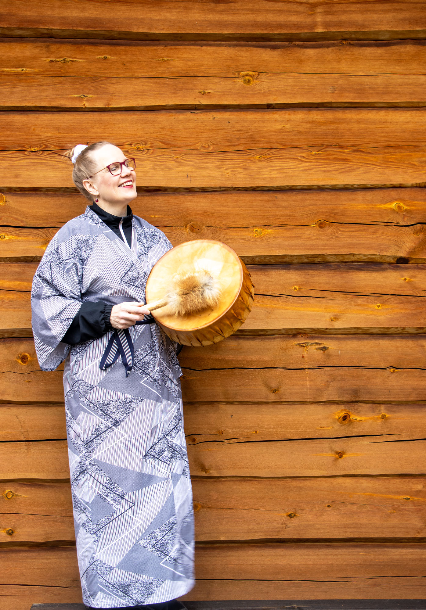 Seija Ekholm soittaa rumpua.