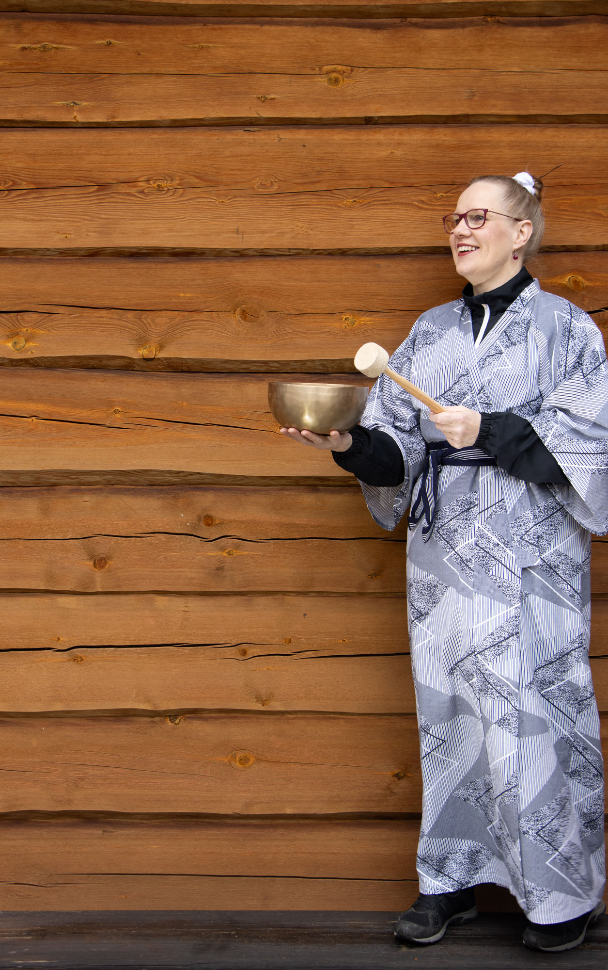 Seija Ekholm soittaa äänimaljaa.