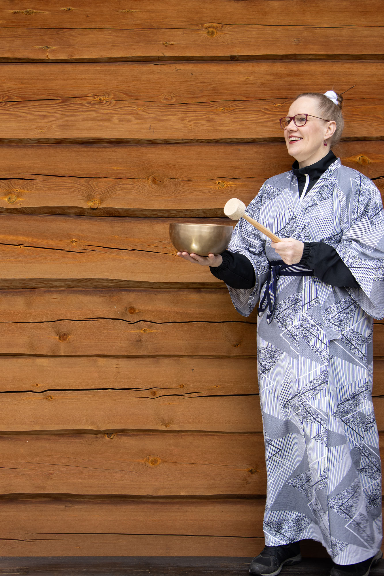 Seija Ekholm soittaa äänimaljaa.