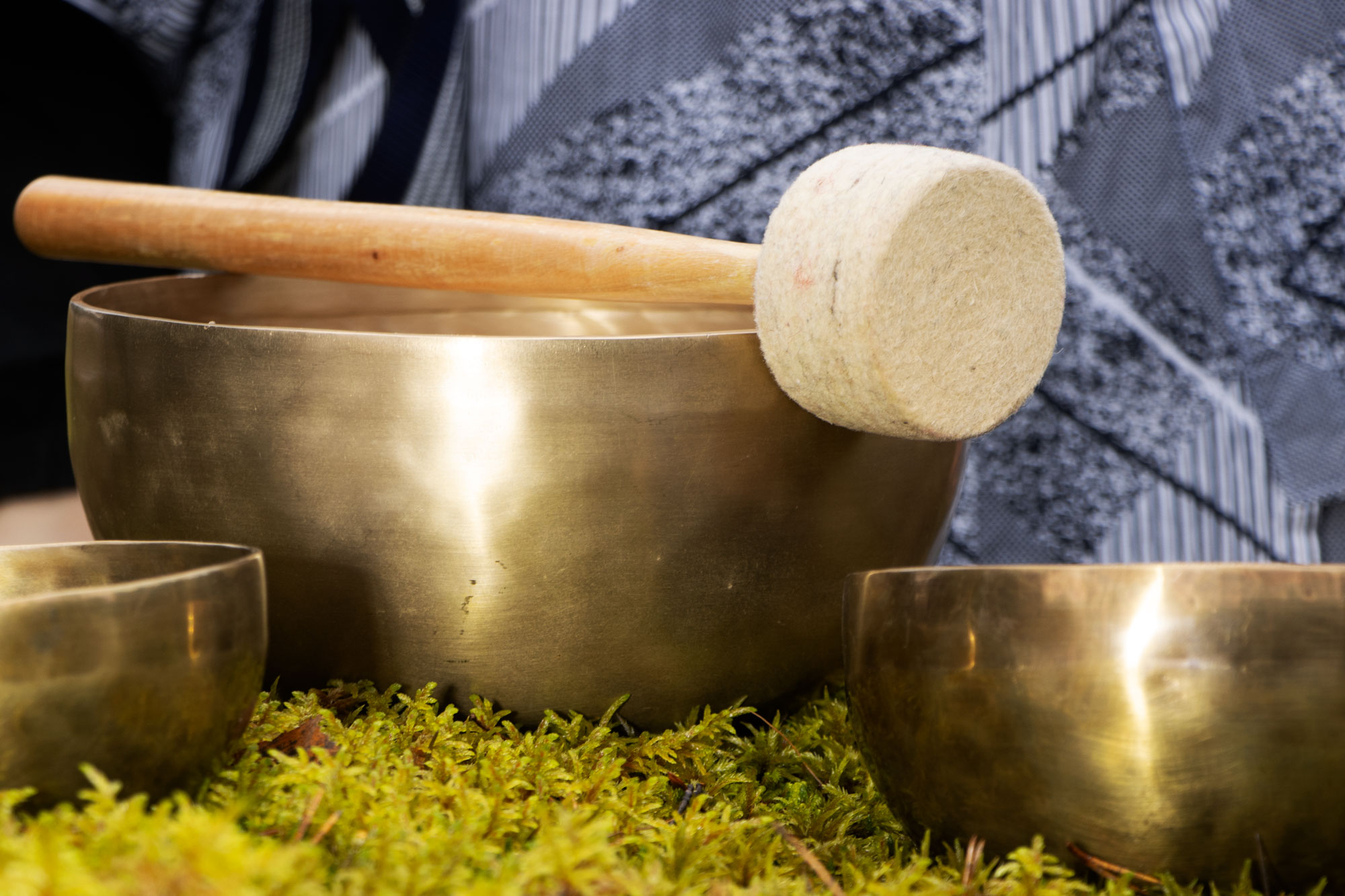 Äänimaljan soittamiseen valmistautuminen.