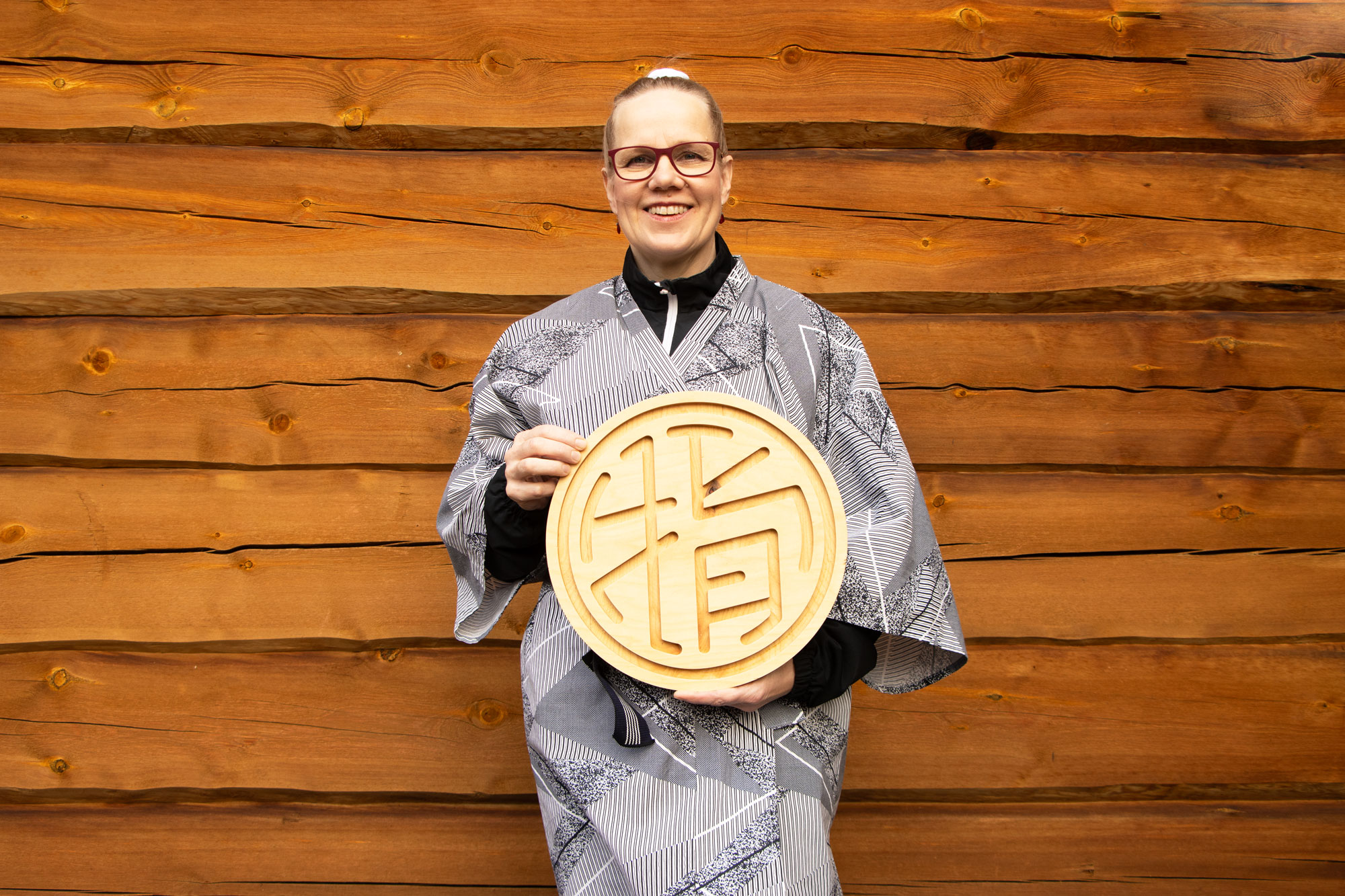 Seija Ekholm soittaa rumpua.