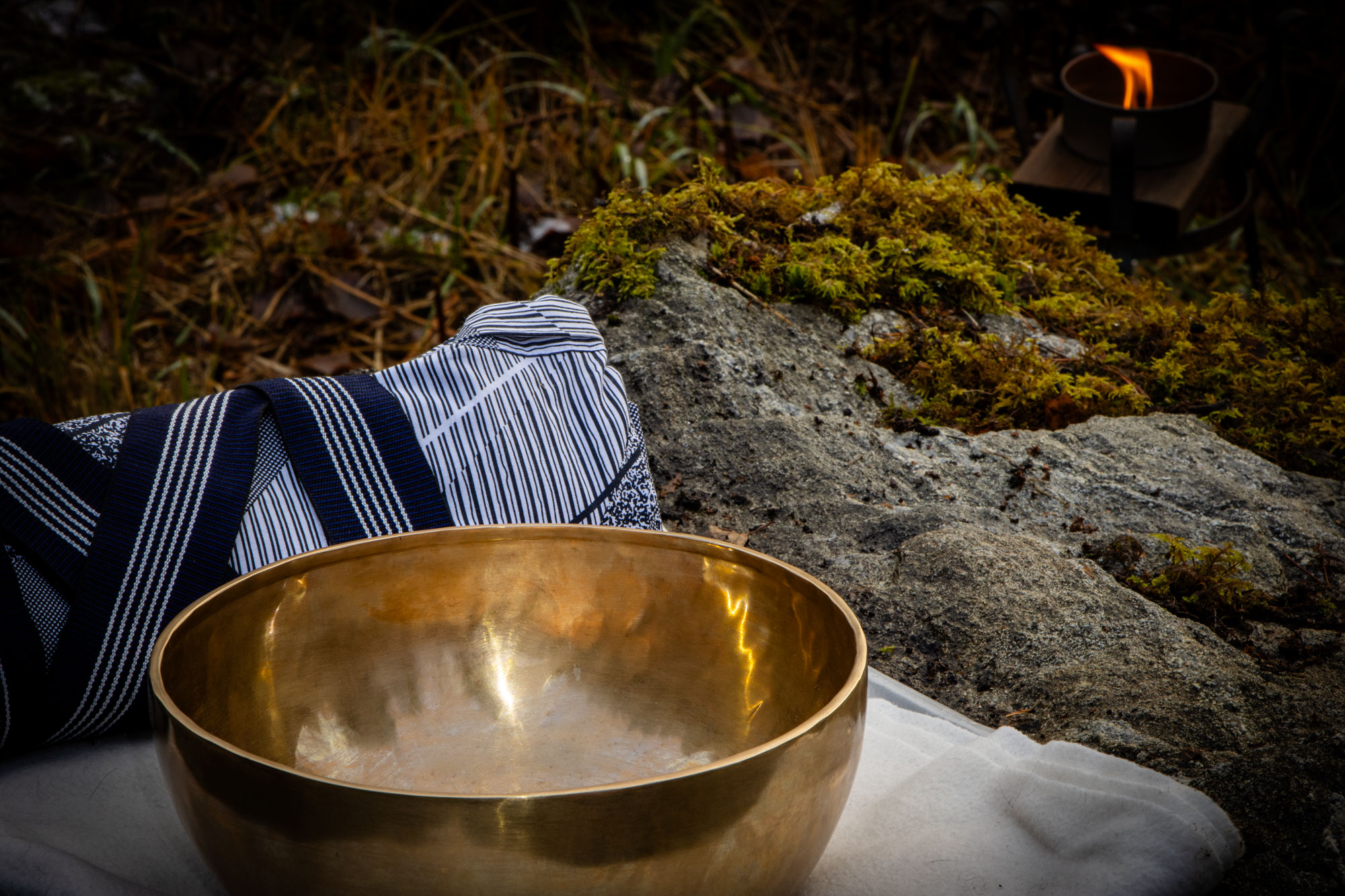 Äänimalja ja liekki.